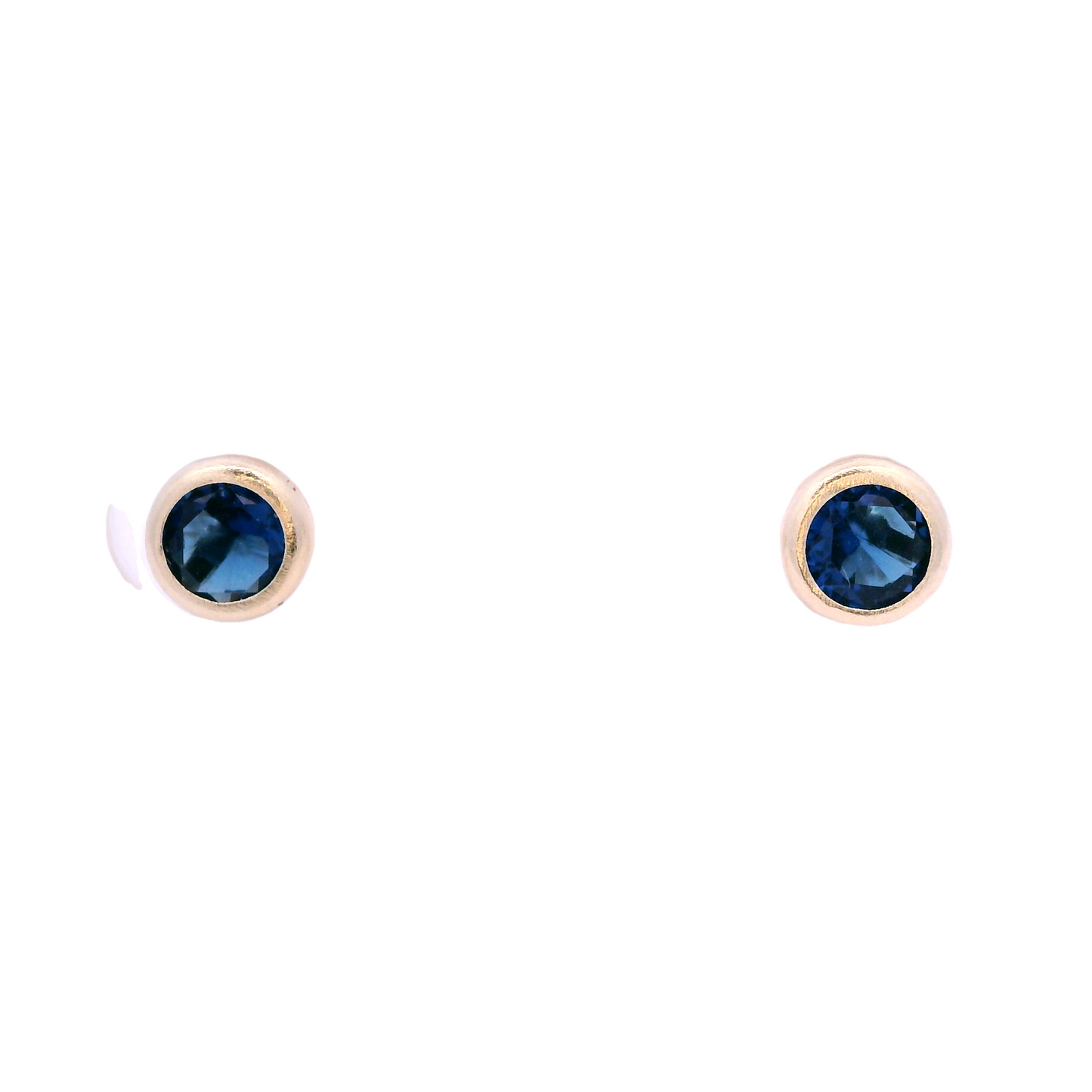 Front view of 4mm flat round stud with a gold base and a blue zirconia.