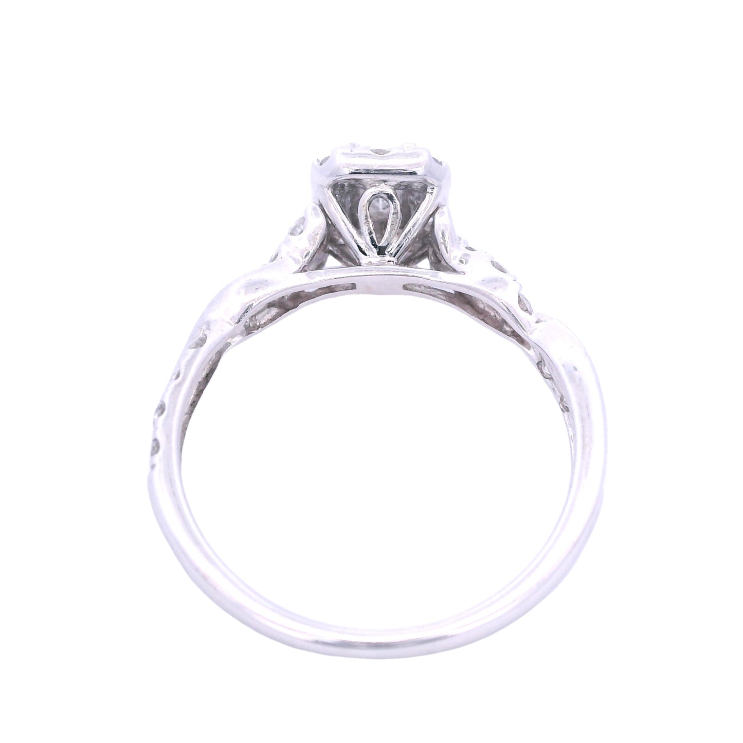 Aerial view of the white gold engagement ring. Here you can set the triangular setting of the diamond. The setting has an elegant oval in the center.